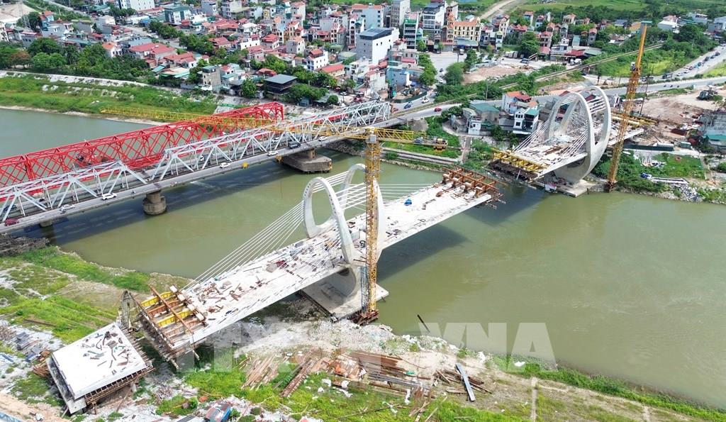 Các đốt dầm cầu Đuống mới đang được thi công giữa sông