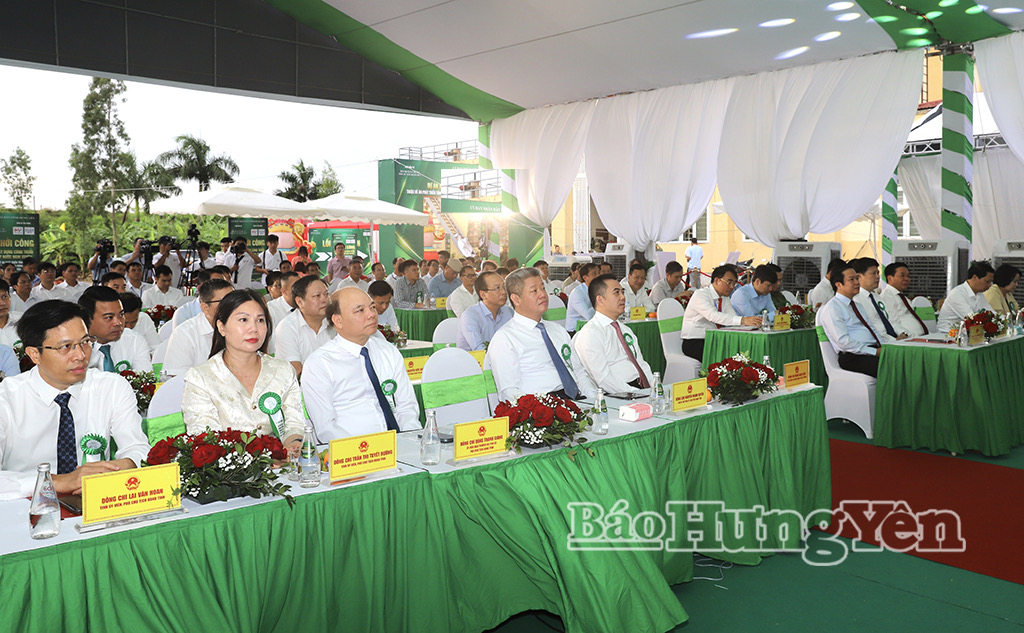Các đại biểu dự lễ khởi công công trình điều tiết nước Nghi Xuyên tại xã Chí Minh