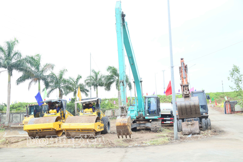 Máy móc và phương tiện được huy động tại công trường công trình điều tiết nước Nghi Xuyên