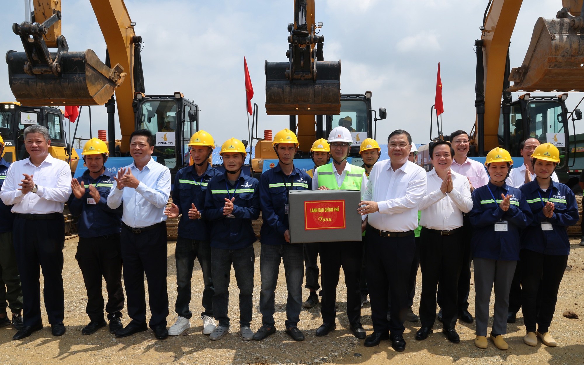 Phó Thủ tướng Thường trực Phạm Gia Túc tặng quà công nhân tại công trường dự án nhà ở xã hội phường Phố Hiến