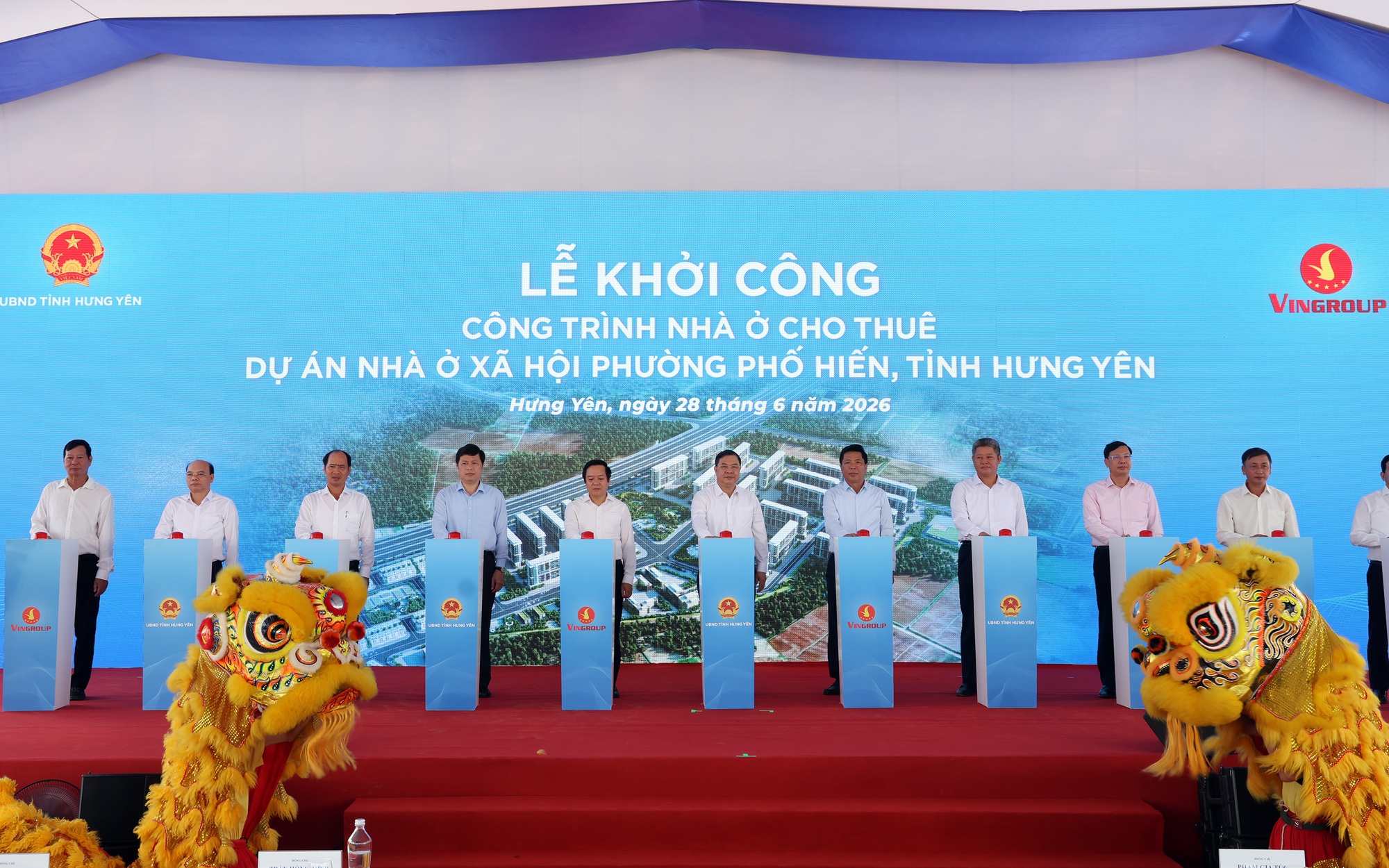 Các đại biểu thực hiện nghi thức khởi công dự án nhà ở xã hội phường Phố Hiến sáng 28/6