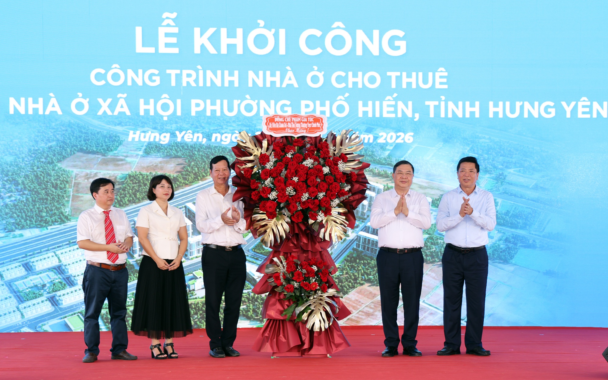 Đại diện nhà đầu tư nhận hoa tại lễ khởi công dự án nhà ở xã hội phường Phố Hiến